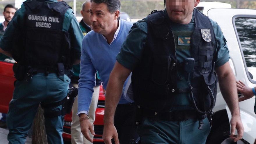 El expresidente de la Comunidad de Madrid, Ignacio González, llega a su despacho escoltado por agentes de la Guardia Civil tras su detención