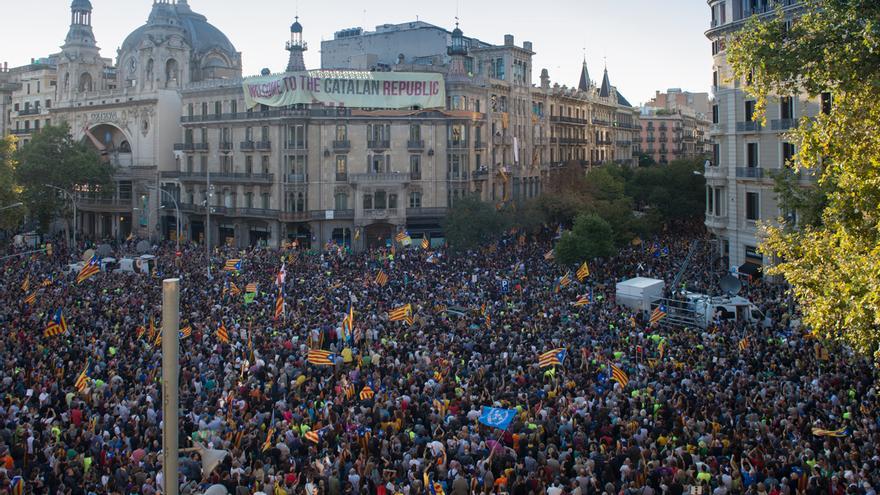 Concentració davant la Concelleria d'Economia  Gran Via / Rambla Catalunya