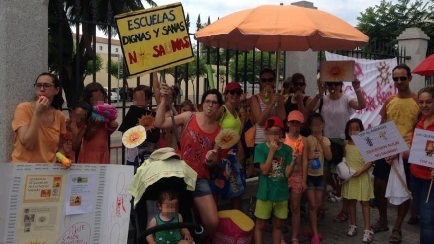 Concentración de familias en Andalucía reclamando #AulasNoSaunas. / @AMPAlandalus