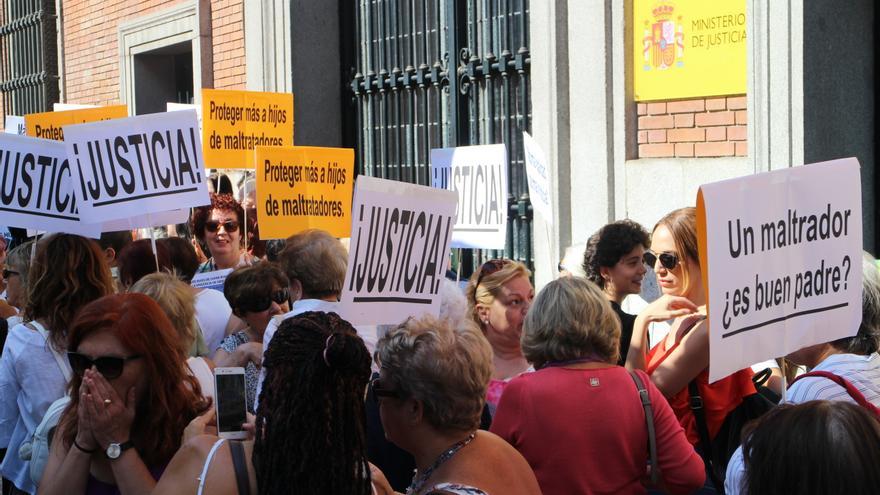 Concentración en apoyo a Juana Rivas frente al Ministerio de Justicia de Madrid