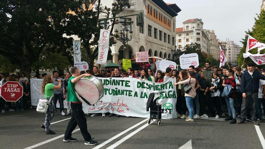 Concentración de estudiantes contra las reválidas en Santander frente a la Delegación del Gobierno de Cantabria. | LARO GARCÍA
