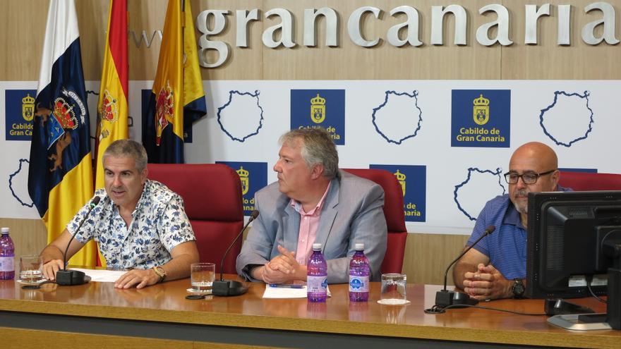 El director del documental, Juan José Monzón; el consejero de Cultura Carlos Ruiz y el portavoz del Foro Canario de Víctimas del Franquismo Paco González.