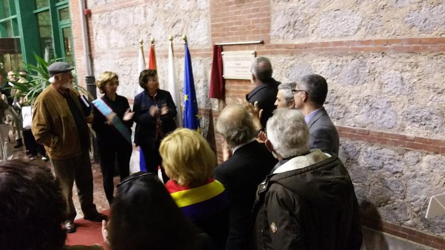 Descubrimiento de la placa de homenaje en la antigua cárcel franquista de Tabacalera. | LARO GARCÍA