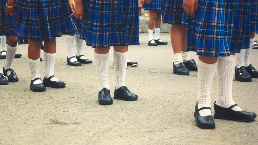 Detalle de uniformes escolares de falda. / Tabea Huth - Wikimedia Commons