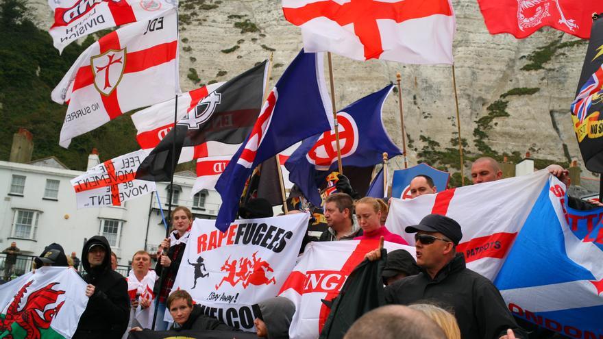 Un grupo de manifestantes de extrema derecha muestra sus banderas y canta sus consignas en Dover, Reino Unido / Penelope Barritt