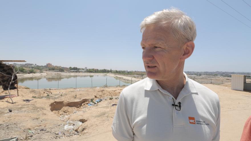 Jan Egeland en la planta de tratamiento de aguas residuales de Um al Nasser in Beit Hanoun. El 95% del agua procedente de los acuíferos de Gaza no es apta para el consumo humano. 