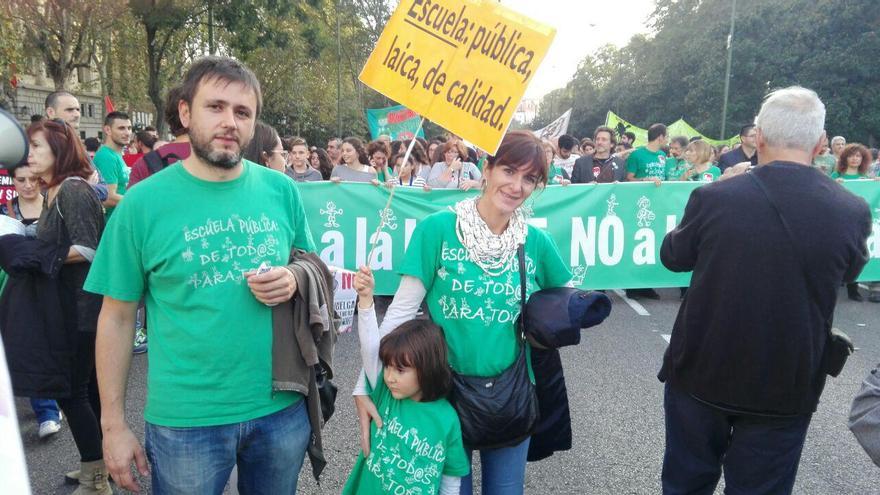 Elena y su hija en la manifestación contra las reválidas en Madrid. / S.P
