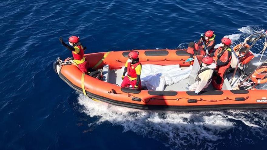 Embarcación de Proactiva Open Arms con los cadáveres que han recuperado del mar este 23 de marzo de 2017. | Twitter: @campsoscar