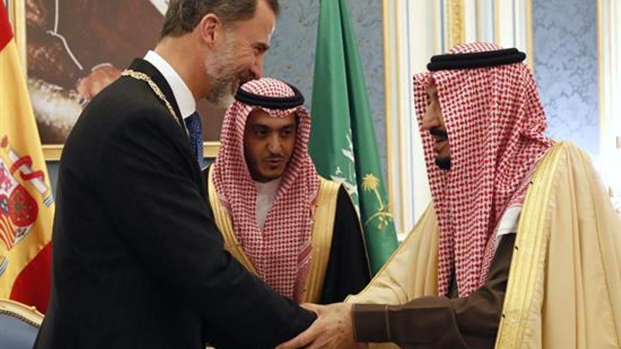 El rey Felipe VI junto a su homologo saudí
