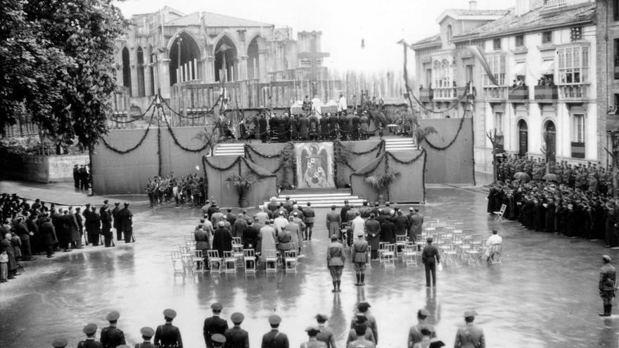Funeral de Primo de Rivera en 1938, junto a la catedral nueva de Vitoria