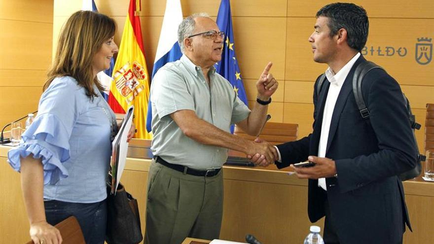  El presidente del Cabildo de La Gomera, Casimiro Curbelo (c), conversa con los consejeros del Gobierno de Canarias de Medio Ambiente, Nieves Lady Barreto, y de Agricultura, Narvay Quintero.