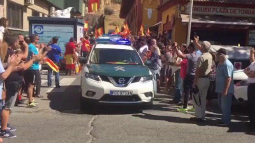 Gritos de "Yo soy español" y "a por ellos, oé" para despedir a los guardias civiles que parten como refuerzo a Catalunya
