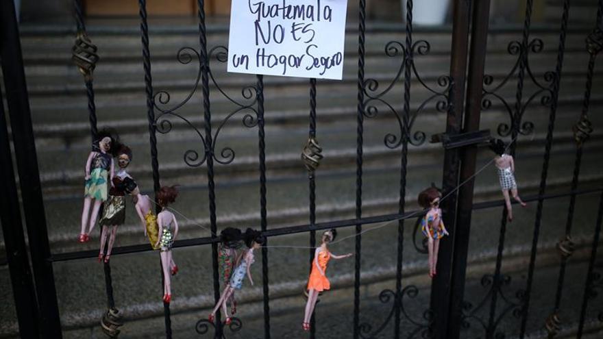 "Guatemala no es un hogar seguro". Manifestantes realizan un acto simbólico frente a la Casa Presidencial por la muerte de 40 niñas en un centro de menores.