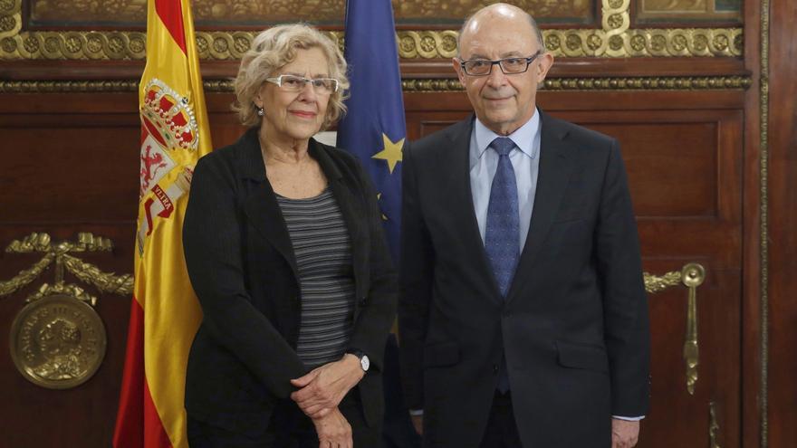 La alcaldesa de Madrid, Manuela Carmena (i),y el ministro de Hacienda y Función Pública, Cristóbal Montoro 