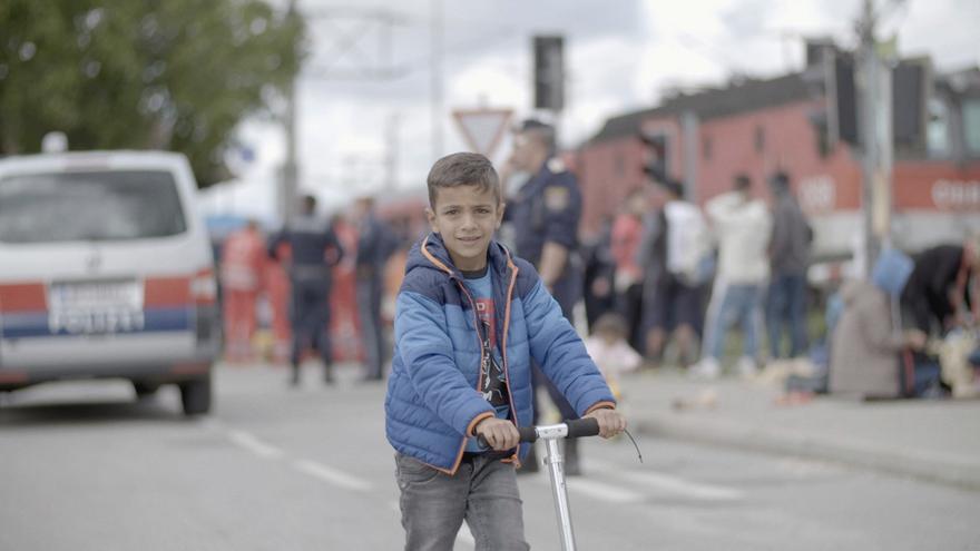 Hamude, nio sirio refugiado, juega con su patinete. Frame del documental 'Nacido en Siria'.