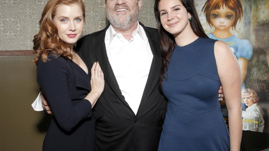 Harvey Weinstein con la actriz Amy Adams y la cantante Lana del Rey en un estreno en Los Angeles en 2015.
