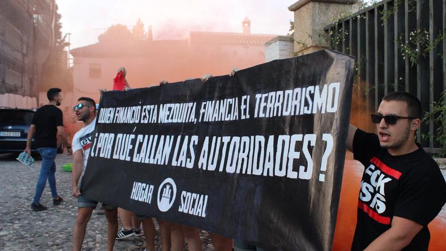 Hogar Social Granada despliega una pancarta a las puertas de la mezquita