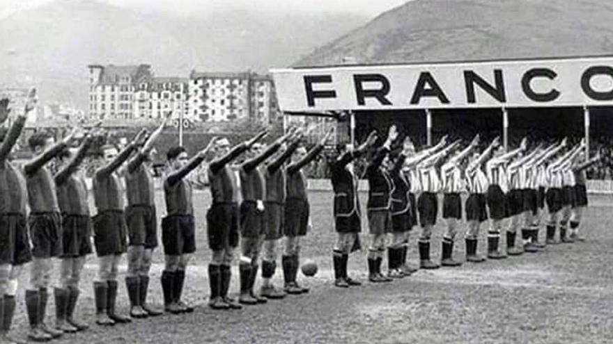 Homenaje a Franco en un partido de fútbol.