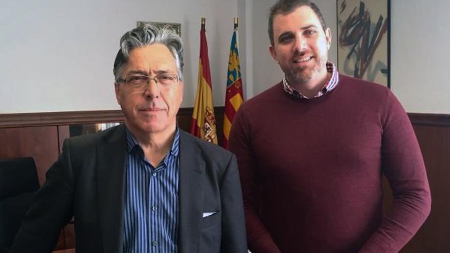 El comisionado para el Hospital de La Ribera, José Sanfeliu, junto al alcalde de Cullera, Jordi Mayor