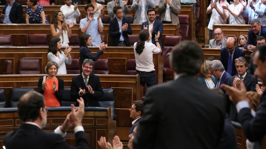 Pablo Iglesias y los representantes de Unidos Podemos se aplauden mientras Mariano Rajoy y los diputados del PP hacen lo mismo tras la votación de la moción de censura fallida contra el Gobierno. 