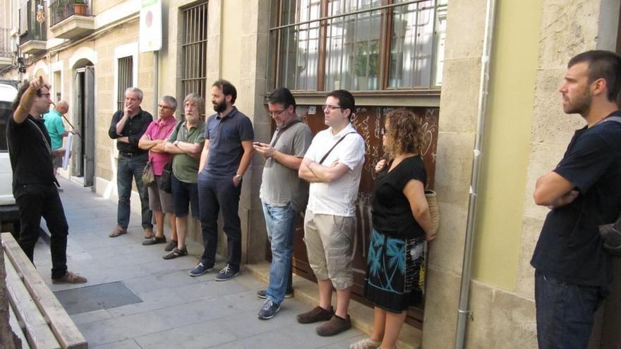Ivan Miró en una ruta guiada por las cooperativas del barrio de Sants en Barcelona