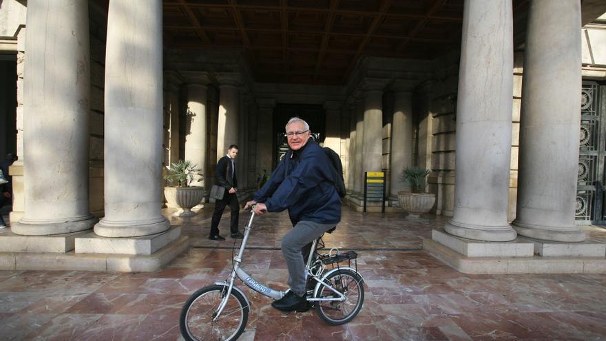 El alcalde de Valencia con su bicicleta en la puerta del Ayuntamiento.