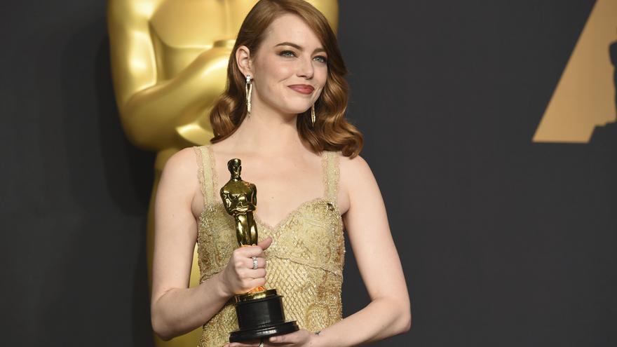 Emma Stone posa con su Oscar tras ganar el premio a mejor actriz por La La Land / Jordan Strauss \ AP PHOTO | GTRES