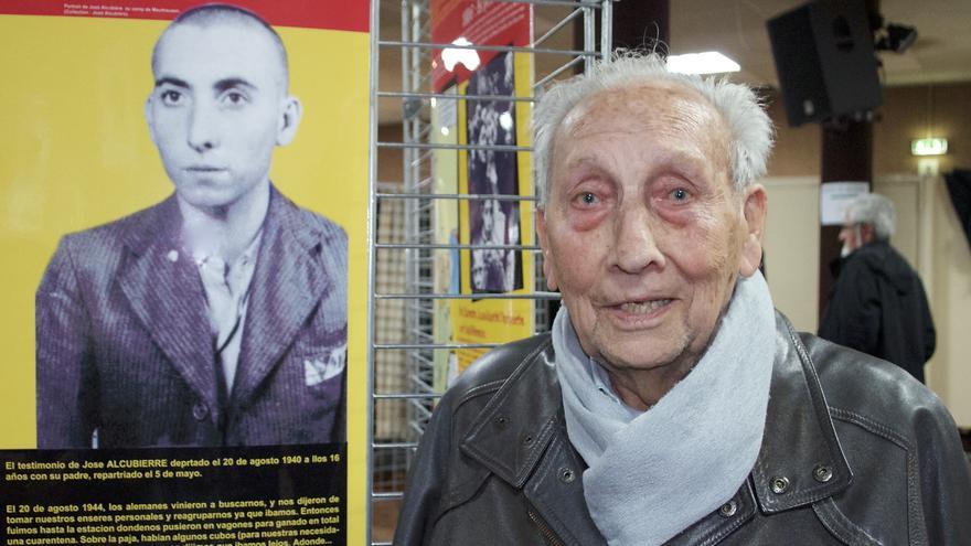 José Alcubierre, fotografiado en 2015 junto al retrato que los SS le hicieron en Mauthausen