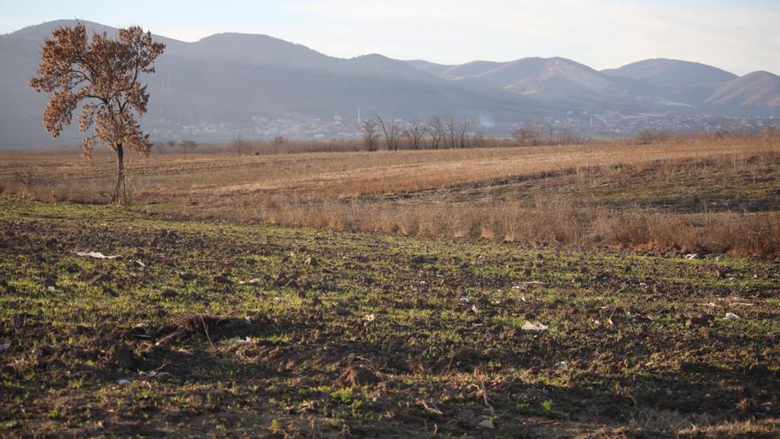 En el fondo, el pueblo de Lojane. Detrás, las montañas donde los refugiados se esconden para cruzar la frontera con Serbia