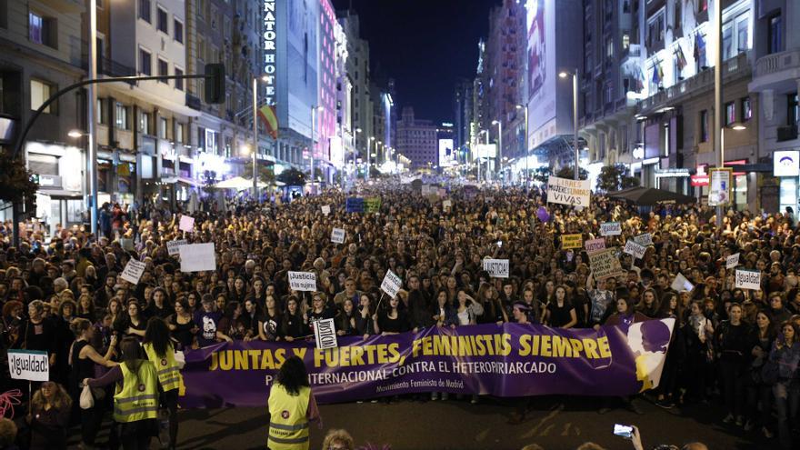 Marcha histórica por el Día de la Mujer en Madrid, a su paso por la calle Gan Vía, este 8 de Marzo de 2017. 