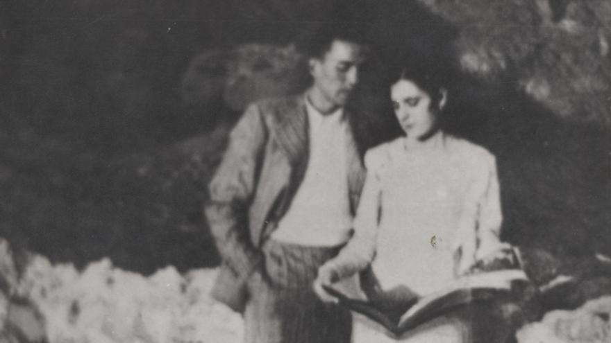 Miguel Hernández con Josefina Manresa, 1935