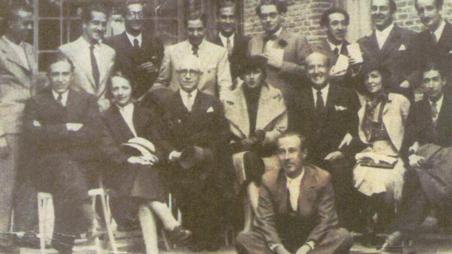 Miguel Hernández (arriba a la izquierda) junto a otros poetas como Neruda, Pedro Salinas o Gerardo Diego en el homenaje a Aleixandre