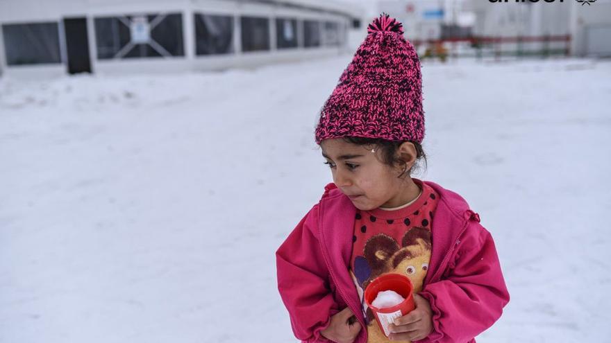 Miles de niños refugiados sufren a la intemperie los rigores del frío en Europa. Foto. UNICEF