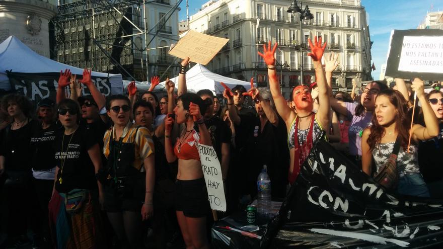 Mujeres de la asociación Velaluz manifestándose en la Puerta del Sol