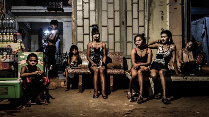 Mujeres sentadas a las puertas de un burdel en las afueras de la ciudad de Siem Reap, Camboya en 2015.  