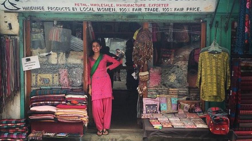 Nasreen Sheikh, en la puerta del local de su tienda de artesanía. Foto: Imagen cedida.