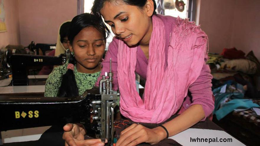 Nasreen enseñando a una mujer que participa en el proyecto social. Foto: Imagen cedida. 