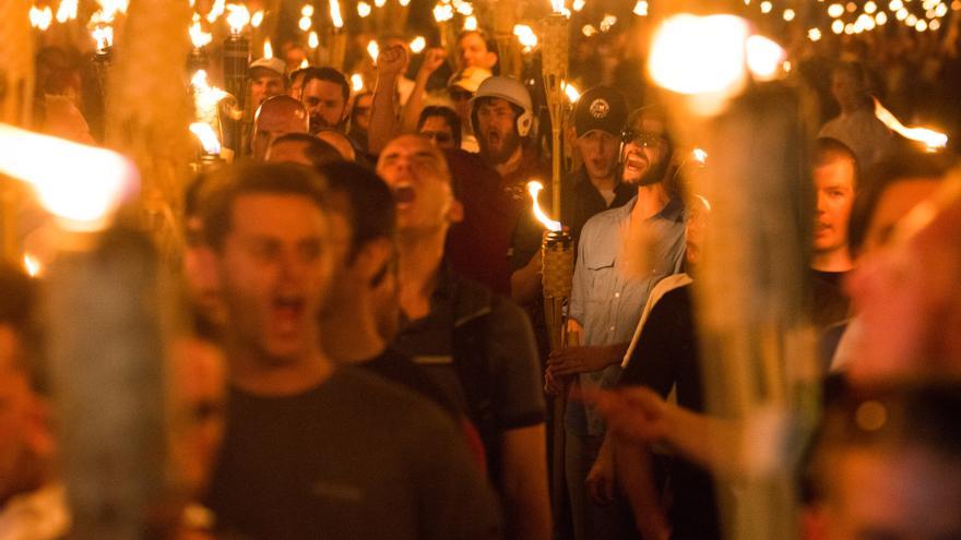 Neonazis, simpatizantes de Alt-Right y supremacistas blancos participan en una marcha en la noche antes de la manifestación 'Unite the Right' en Charlottesville, Virginia. Marchan con antorchas a través del campus de la Universidad de Virginia.