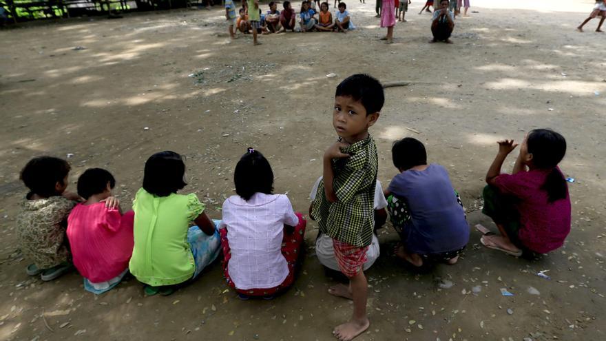 Niños que huyeron de zonas inundadas se reúnen para jugar en un campo de refugiados temporal en Birmania, en 2015.