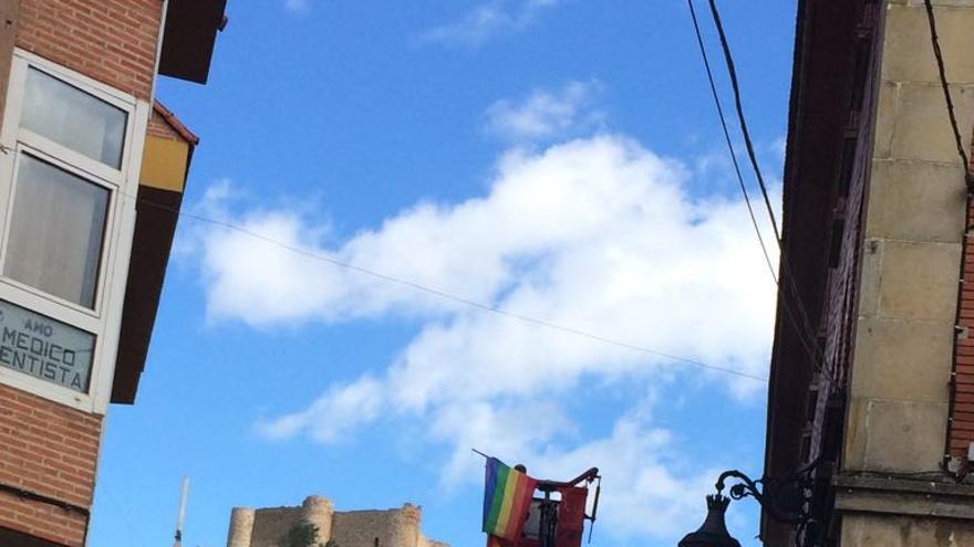 El PP de Aguilar de Campoo ordena retirar con una grúa la bandera arcoíris de la ventana de un edil de IU