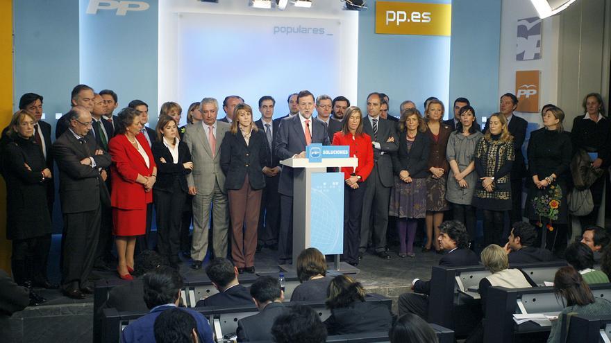 El líder del PP, Mariano Rajoy (c), durante la rueda de prensa que ofreció en febrero de 2009 tras la reunión del Comité Ejecutivo Nacional de su partido convocada con carácter de urgencia para analizar la situación derivada de la investigación del juez Baltasar Garzón en una supuesta trama de corrupción.