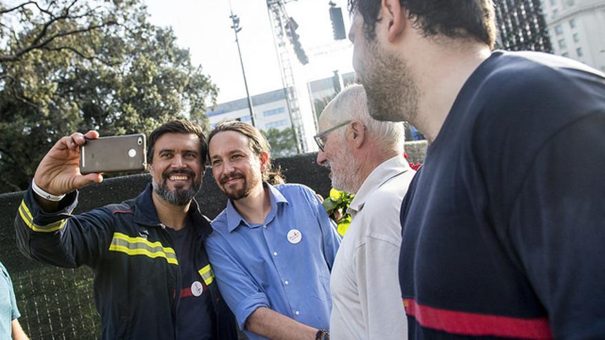 Pablo Iglesias se fotografía con asistentes a la manifestación contra el terrorismo del sábado.