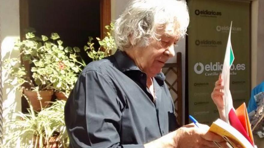 Paco Ibáñez firmando los carteles de su concierto en el set de eldiario.es de Castilla-La Mancha