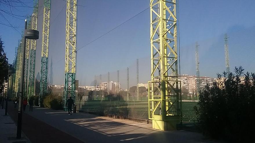 Parque de Chamberí, Madrid, con vista al Campo de Golf tras la tela metálica