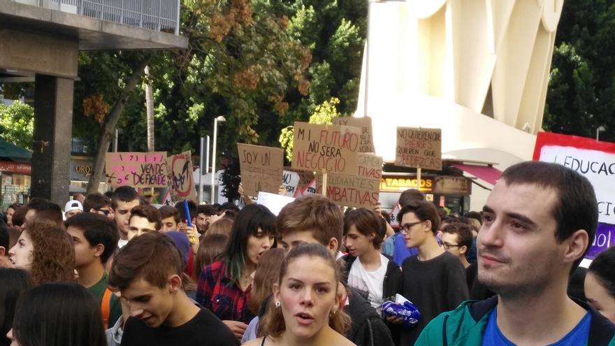 Parte de la manifestación de estudiantes de Sevilla. / Javier Ramajo