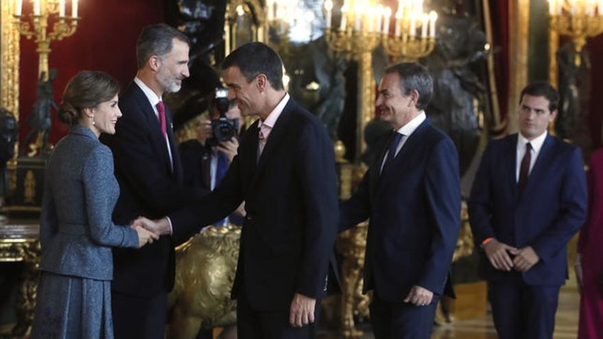 Pedro Sánchez y José Luis Rodríguez Zapatero saludan a los reyes en la recepción del pasado 12 de octubre en el Palacio Real. 