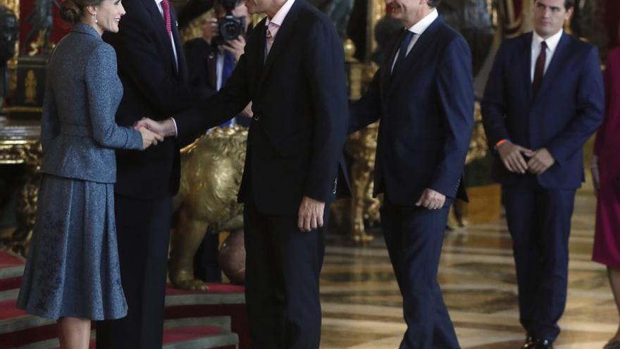 Pedro Sánchez saluda a los reyes durante la recepción del 12 de octubre en el Palacio Real 