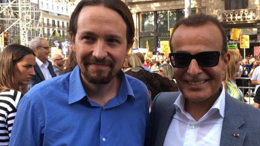El secretario general de Podemos, Pablo Iglesias, junto al embajador de Qatar en España, Mohammed Al Kuwari. (Imagen publicada en Twitter por Al Kuwari).