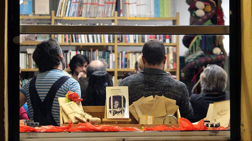 Presentación de 'Cartas presas' en la librería Quilombo, Sevilla. | JUAN MIGUEL BAQUERO