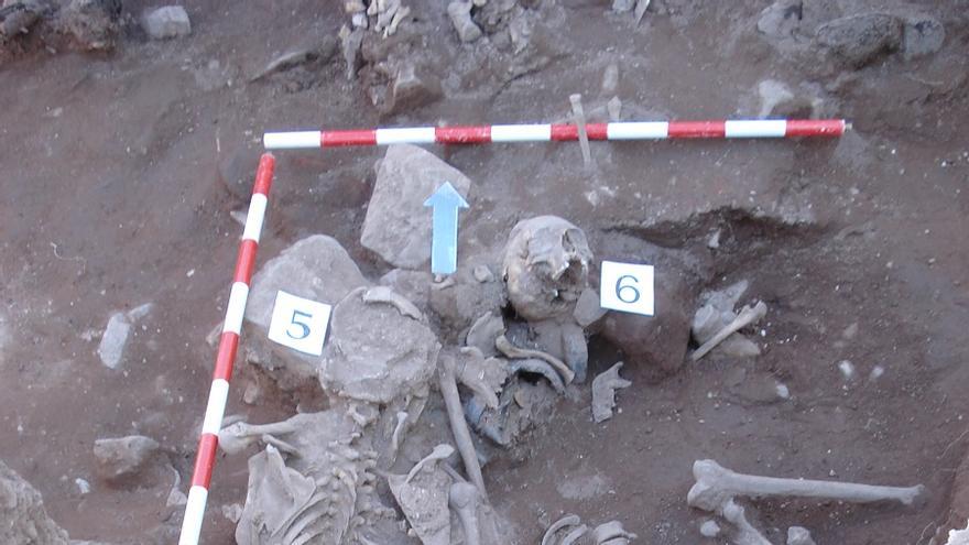 Restos humanos encontrados en la fosa de Alcaraz. 